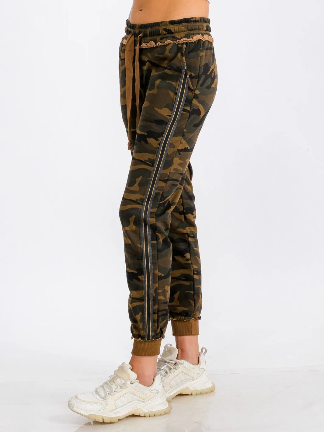 WOMEN'S ELASTIC WAIST FRONT POCKET CAMO PRINT JOGGER SWEATPANTS