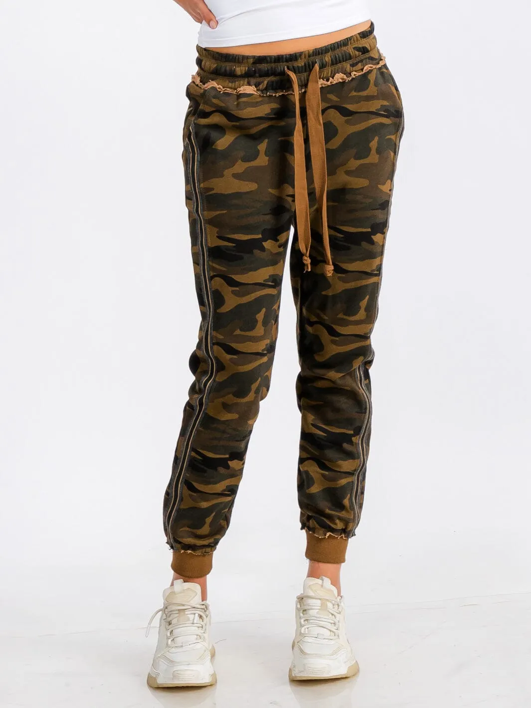 WOMEN'S ELASTIC WAIST FRONT POCKET CAMO PRINT JOGGER SWEATPANTS